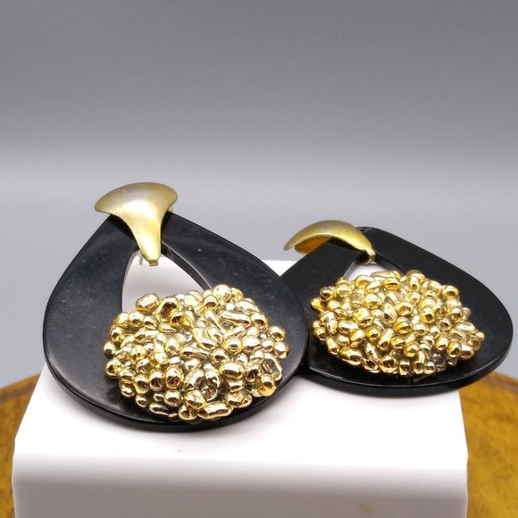 Vintage Teardrop Doorknocker Earrings, Gold Tone and Black with Popcorn Lucite - Picture 4 of 5